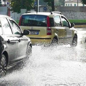Maltempo, l'estate si fa attendere. Ancora pioggia e vento su mezza Italia