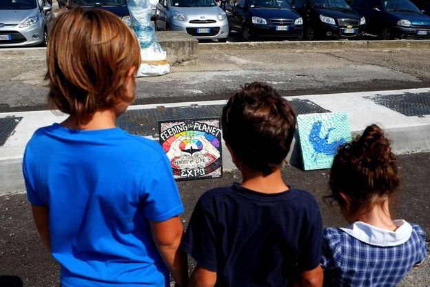 Milano, il Niguarda ostaggio del Seveso: la street art colora i tombini