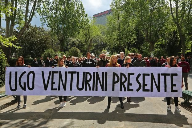 I camerati commemorano un militante Msi, gli antifascisti contestano con "Bella ciao". Tensione alla fine