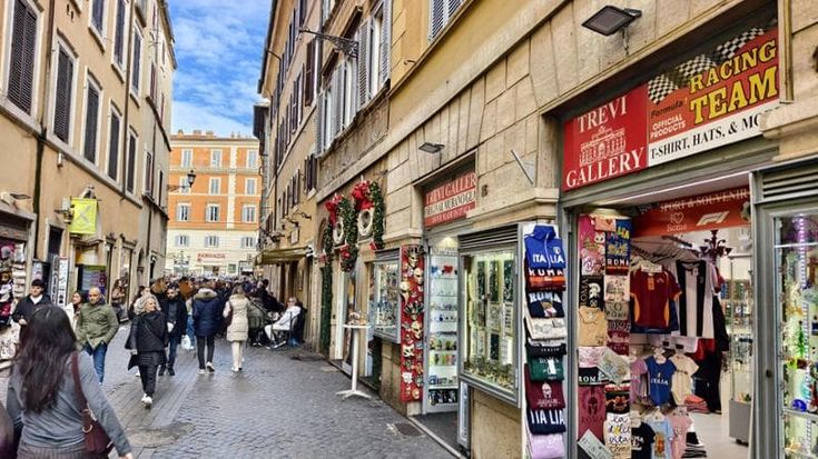 “Incentivi a chi toglie i neon”. Il piano del Campidoglio per le insegne dei negozi