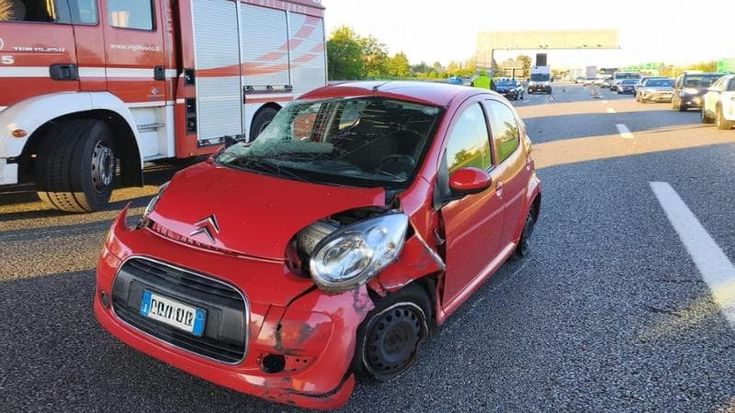 Scontro tra auto e tir in A4, lunghe code verso Milano e sulla tangenziale nord