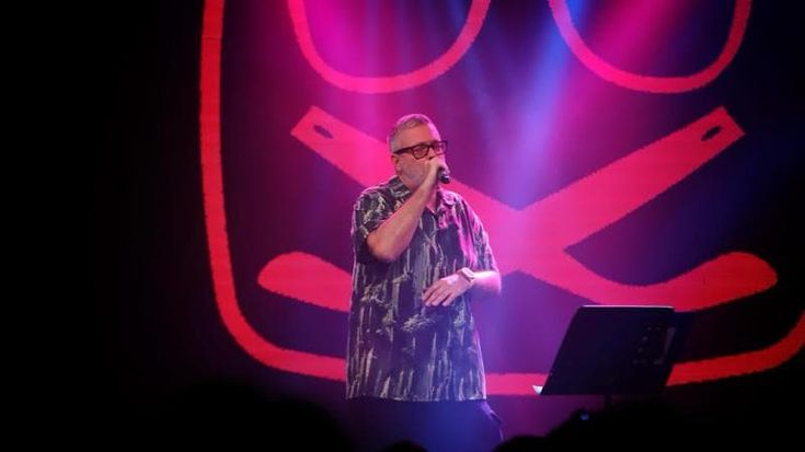 Frankie hi-nrg mc: “Nel rap troppi soldi, il mio live zero fighetto ma ci sarà tanto da ballare”