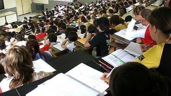 Università, insoddisfatto un ricercatore su due. Gentiloni: "Hanno fatto le nozze con i fichi secchi"