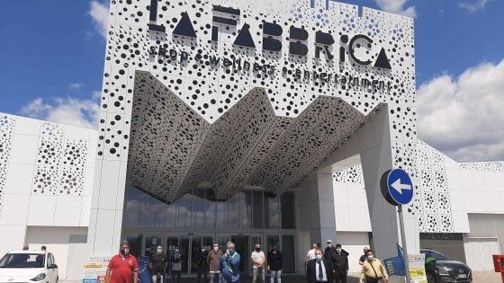 Salerno, presidio dei lavoratori davanti al centro Commerciale "La Fabbrica"