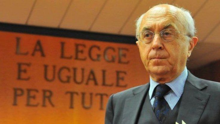 Vaccino, le divisioni sull'obbligo. Guariniello: "Se il lavoratore si rifiuta, rischia il posto di lavoro"