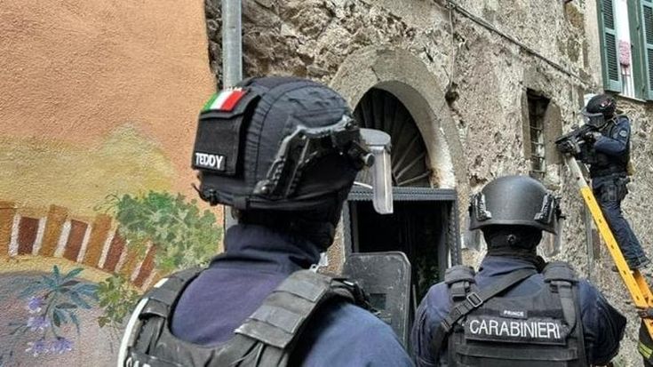 Rocca di Papa, picchia la titolare di un bar e si barrica in casa: fermato con il taser