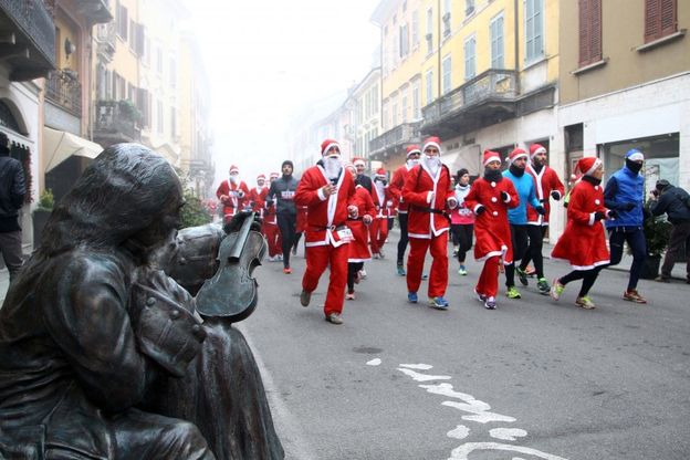 Le immagini del running sotto l'albero
