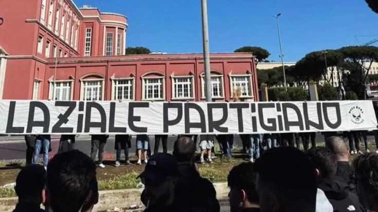 “Laziale partigiano”. I laziali antifascisti si appropriano dello striscione dei romanisti di destra