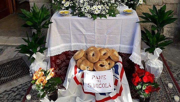 San Nicola, nei vicoli di Bari vecchia la devozione ha anche la forma del pane