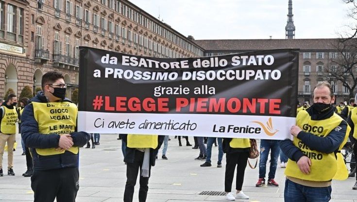 Torino, mille in piazza contro la legge piemontese che limita il gioco d'azzardo: "Ci getta sul lastrico e favorisce i criminali"