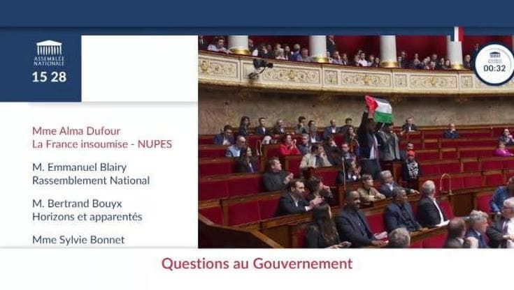 Francia, un deputato di La France insoumise mostra una bandiera palestinese nell'Assemblea Nazionale