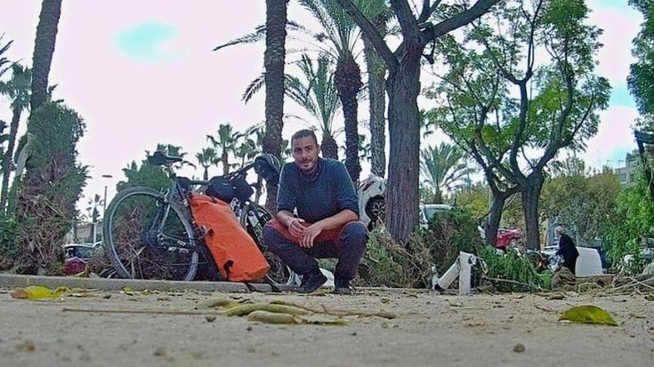 A Valencia cicloturista pugliese si “arruola” come rider per la Protezione civile: “Con la mia bici porto cibo agli sfollati sommersi dal fango”