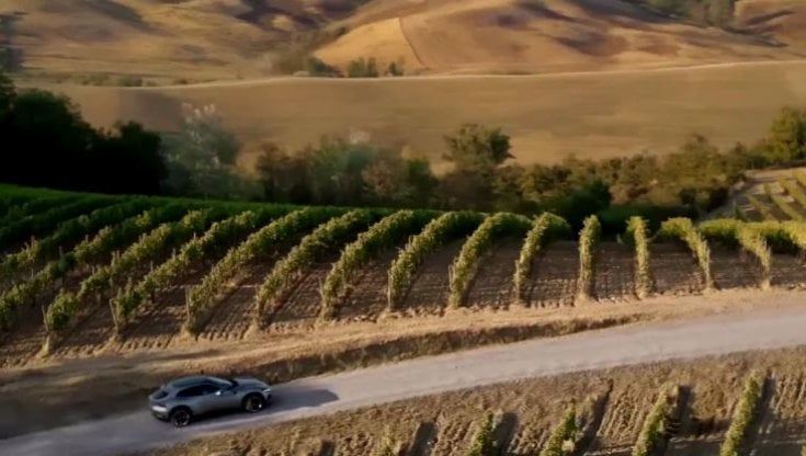 La Ferrari sceglie Altesino e il territorio di Montalcino per il video ufficiale della Purosangue