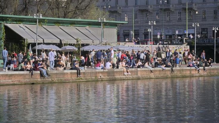 Guardando i campioni nuotare nella Senna ripensiamo alla Darsena