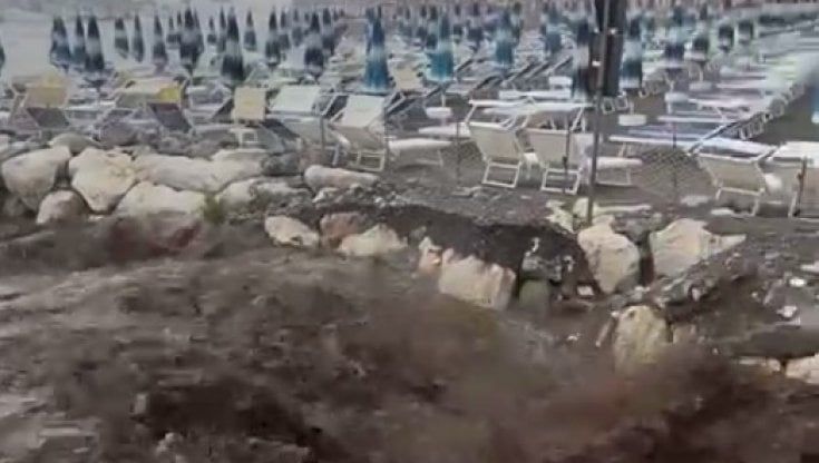 Bomba d'acqua in costiera Amalfitana, esonda il fiume ad Atrani