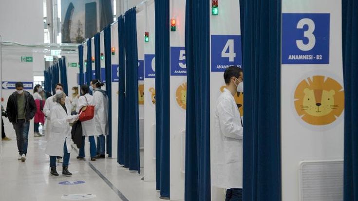 Covid, in Lombardia 10 mila casi in 7 giorni. L’epidemiologo La Vecchia: “Niente allarmi, ma vacciniamo i più fragili”