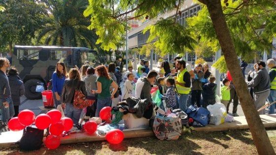 Bari, in 100 con scope e raschietti per ripulire la piazza: "Le olimpiadi della civiltà"