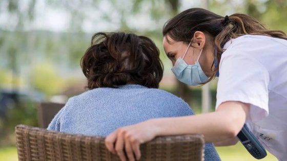 Dalla spesa alle bollette: arrivano le operatrici socio-sanitarie di comunità per anziani e disabili