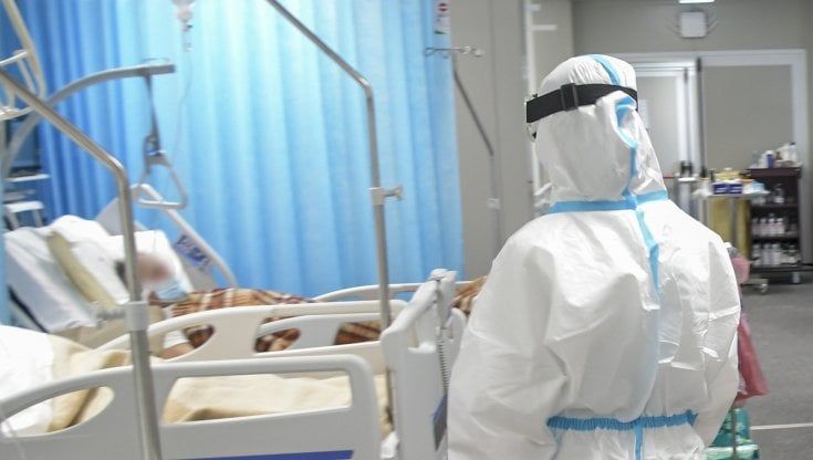 Covid in Italia, il bollettino del 27 aprile: 87.940 nuovi casi e 186 morti; tasso a 15,85%