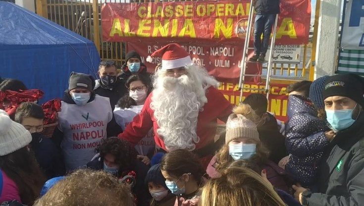 Napoli, operai Whirlpool regalano dolci e giochi ai figli degli operai della Meridbulloni