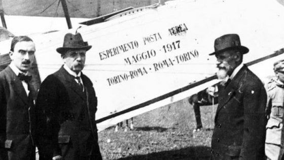 Torino, cent'anni di "lettere volanti": la posta aerea celebra un secolo
