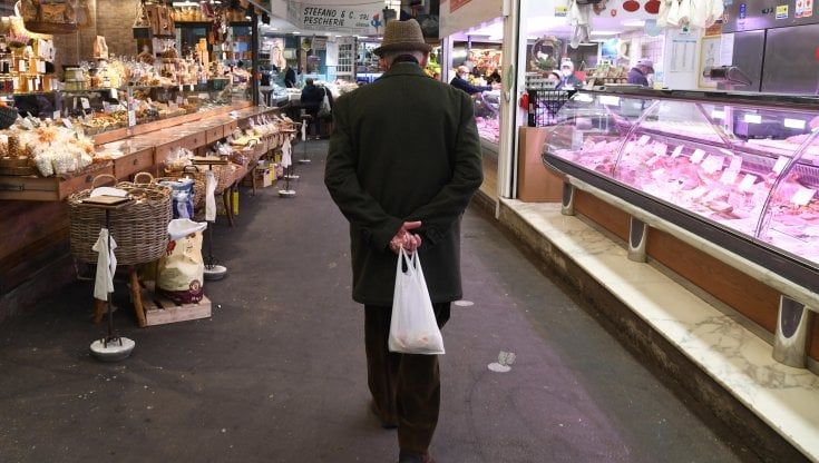 Negozi, dal 2019 ne sono spariti 52mila. La scure della perdita di potere d'acquisto: gli italiani ne hanno bruciato per 15 miliardi