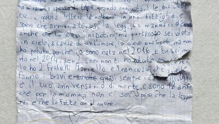 “Caro nonno...”, il messaggio nella bottiglia di una bimba di 10 anni per il parente mai conosciuto