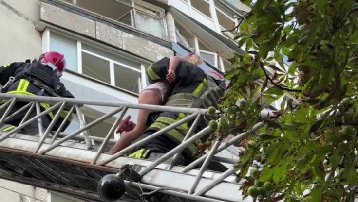 Raid russo su Kharkiv, il salvataggio di una bimba dal palazzo in fiamme - il video