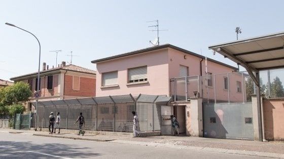 Molestie a una bimba di 3 anni nell'hub per migranti a Bologna