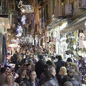 Parte lo shopping natalizio, budget delle famiglie italiane a 219 euro