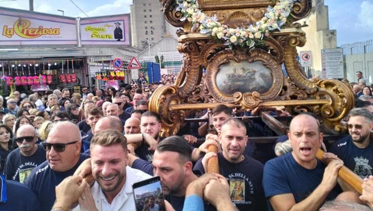 Torre Annunziata, Ciro Immobile porta la statua della Madonna della Neve con i pescatori