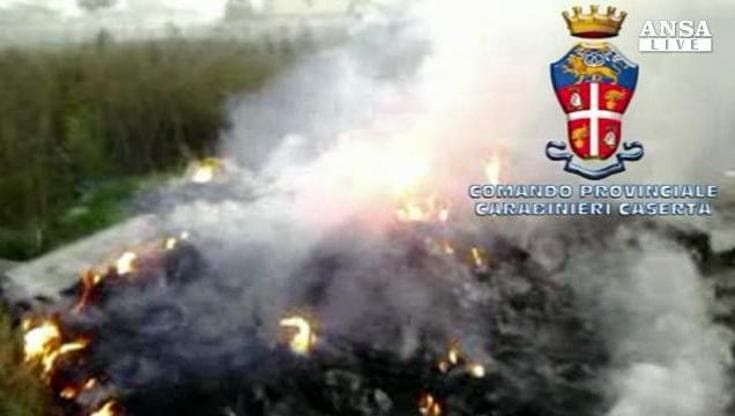 Caserta: incendiano rifiuti tossici, arrestati padre e figlio