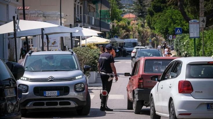 Allarme aggressioni a Mondello, vigili in strada fino alle 2 di notte