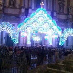 Fuochi d'artificio tra la folla, due feriti a Palermo