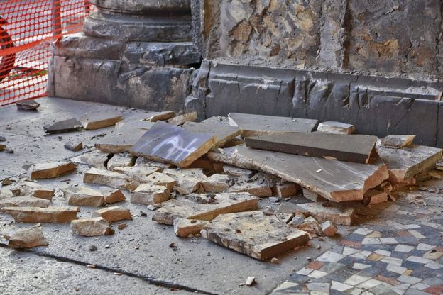Roma, si stacca una lastra di marmo all'Esquilino: un ferito
