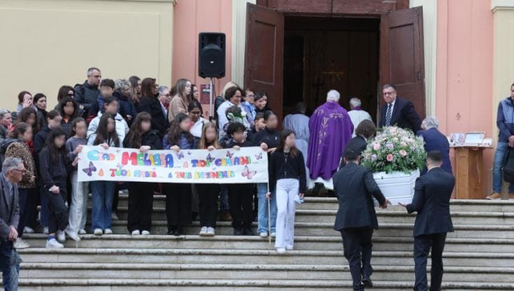 Il funerale di Melissa Cavallari con i suoi compagni: “Vola piccola farfalla”