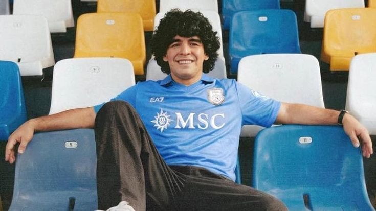Napoli, la nuova maglia del centenario la indossa Maradona sugli spalti con l’AI