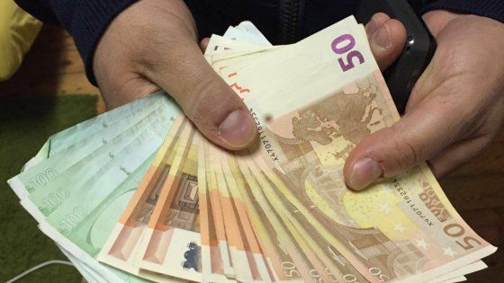 Lecce, finì nell'elenco dei cattivi pagatori per la credit card clonata: la banca dovrà risarcirlo
