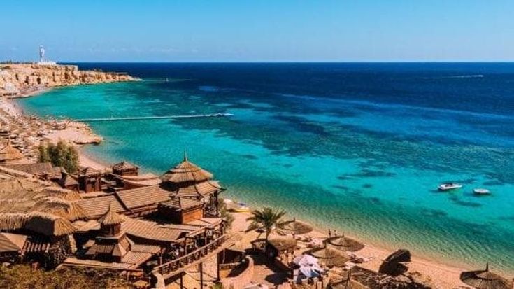 Vanno in vacanza a Sharm e lasciano soli i cinque figli minori: ora affidati a una comunità