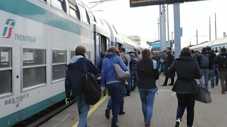 Treni e bus più cari: per gli abbonati arriva la stangata. In sei anni tariffe salite del 20%