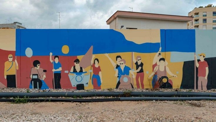 Omofobia, a Bari un murale ricorda i Moti di Stonewall: in stazione un'opera di 150 metri 