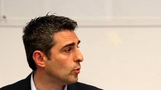 Famiglie arcobaleno, Pizzarotti: "Chi critica vive nel medioevo"
