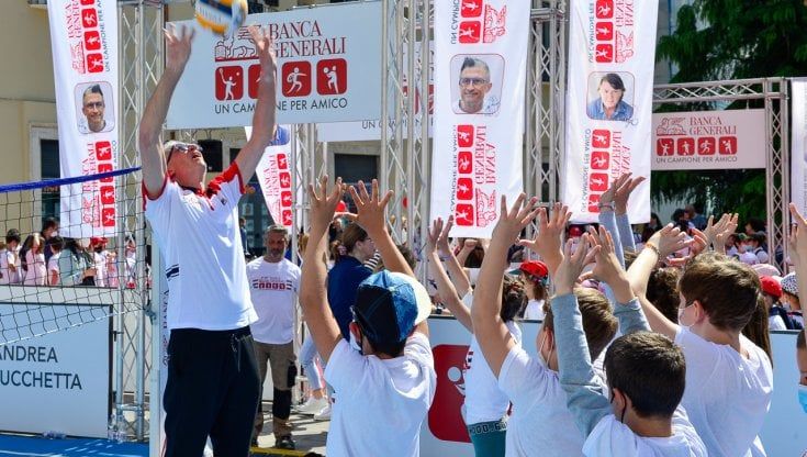Sanremo, in piazza con un campione per amico i bambini delle scuole elementari e medie