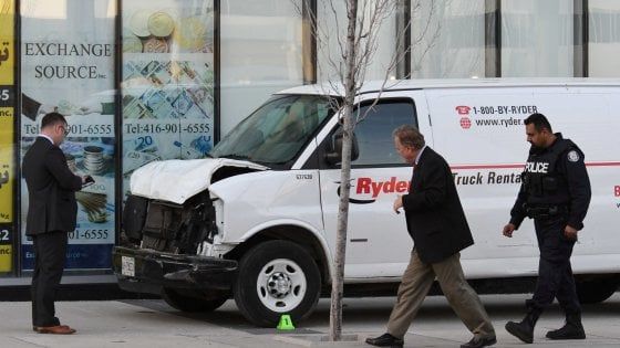 Canada, furgone fa strage tra i passanti: 10 morti. Arrestato uno studente. "Voleva uccidere"