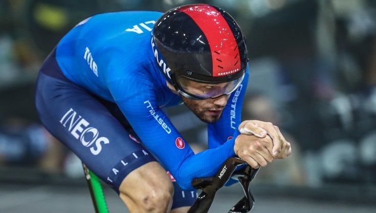 Ganna campione del mondo nell'inseguimento individuale con record: ha corso a 60,091 km/h. Argento per Milan