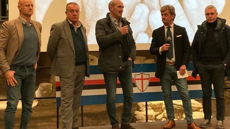 In memoria di Vialli, mito per sempre: i compagni al museo, la Sud oggi al Molo dell’Amicizia