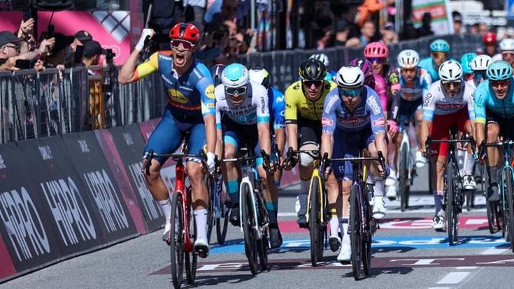 Giro d’Italia, Milan e il suo sprint a 75 all’ora con un rapporto da pista: ad Andora è festa azzurra