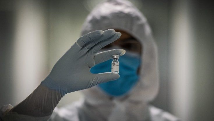 Covid, il Pd in pressing sull'obbligo vaccinale. Meloni attacca il governo: "Reprime la libertà"