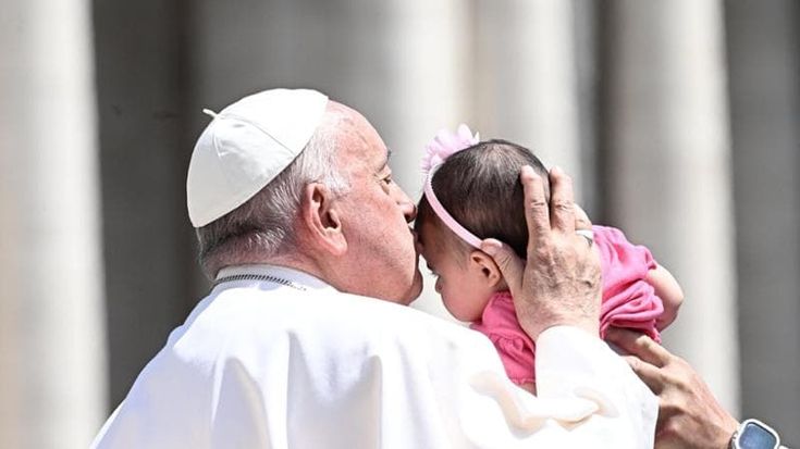 Rai, al via l’estate delle repliche. La “troppità” di Papa Francesco