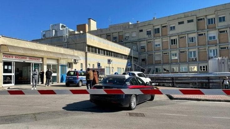 Agguato a Ostia, spari dalla moto contro un 23enne